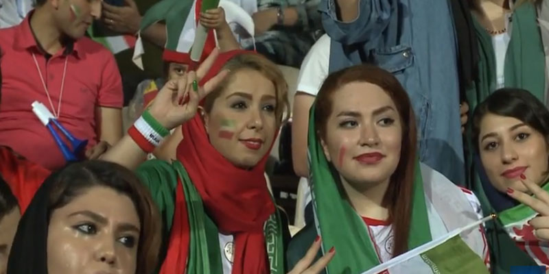 بالفيديو: مشجعات المنتخب الإيراني يعشن تجربة دخول الملعب